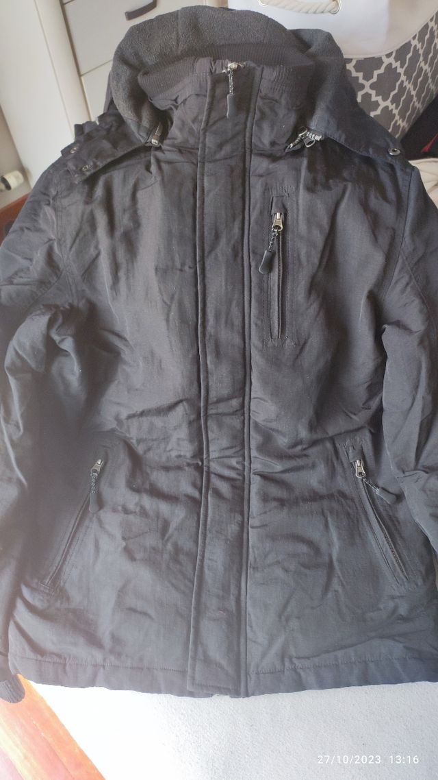 cazadora negra con capucha. Talla S.