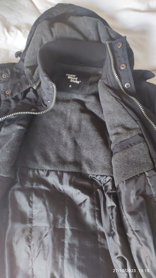 cazadora negra con capucha. Talla S.