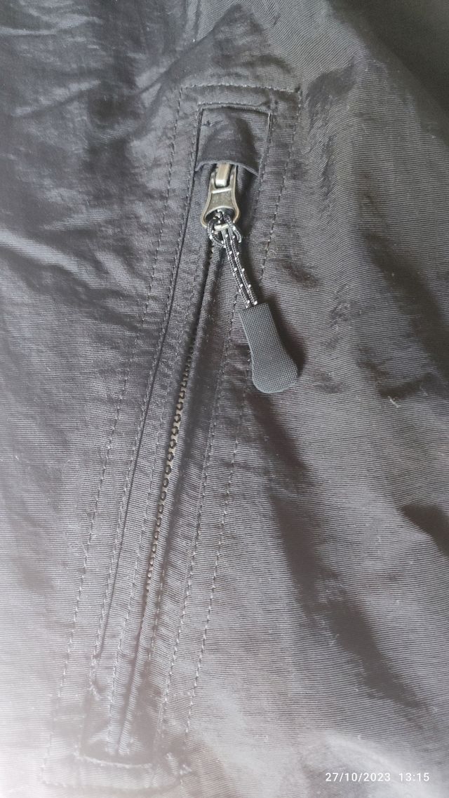 cazadora negra con capucha. Talla S.