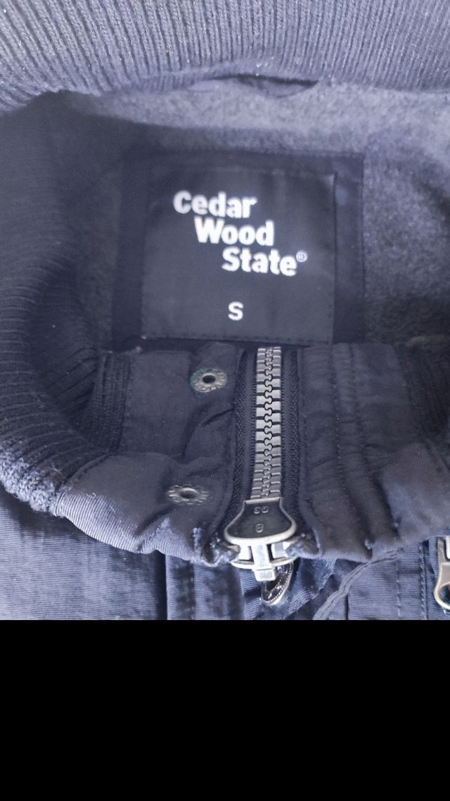 cazadora negra con capucha. Talla S.