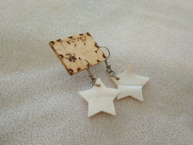 Pendientes de estrellas blancas. Hipoalergénicos.