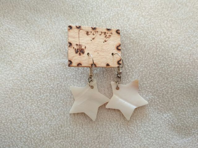 Pendientes de estrellas blancas. Hipoalergénicos.
