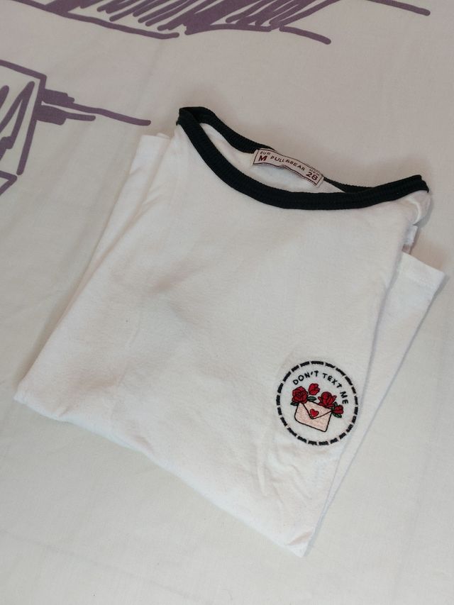Camiseta blanca con parche