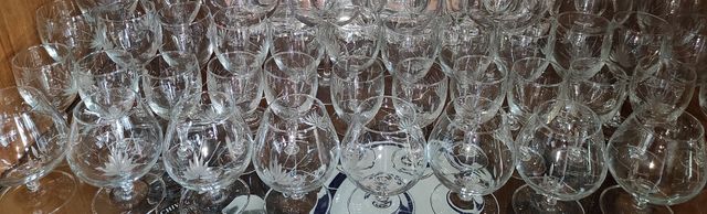 Juego de copas: coñac, vino dulce y vino