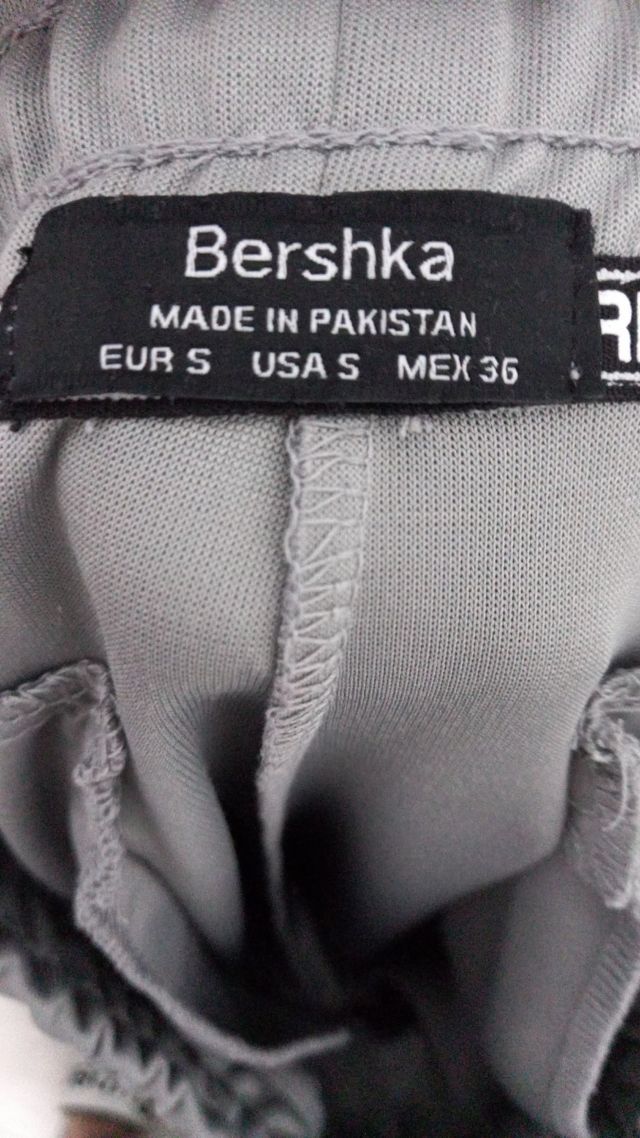 Pantalon bershka puesto solo 1 vez es pitillo S