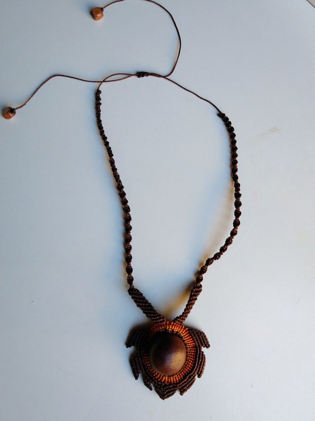 Colgante con hueso de aguacate