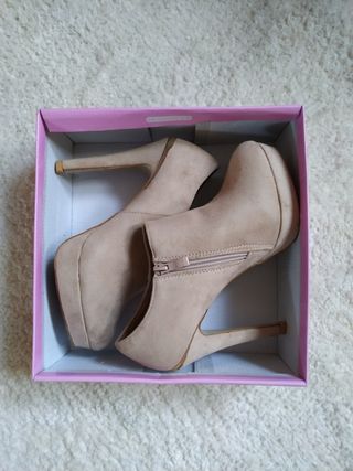 Botines de tacón fino beige de segunda mano por 8 EUR en Unquera en WALLAPOP