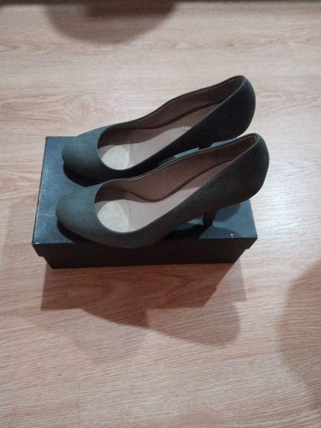 Zapatos salón grises