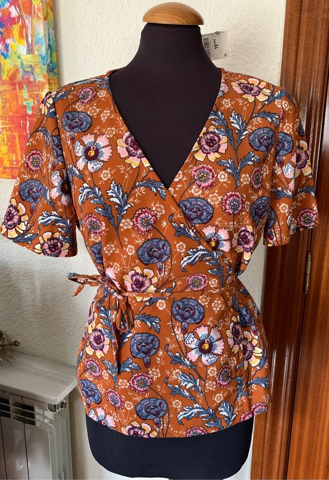 Blusa cruzada naranja manga corta flores Pimkie