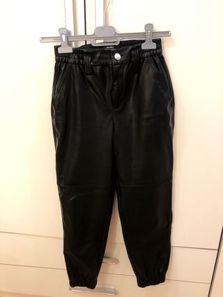 Pantalón polipiel negro Bershka de segunda mano por 5 EUR en Torrent en  WALLAPOP