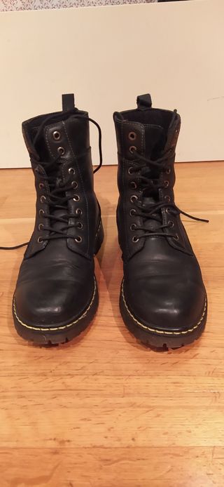 Botas negras tipo Dr. Martens de segunda mano por 40 EUR en Vitoria-Gasteiz  en WALLAPOP