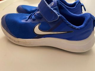 Zapatillas Nike niño talla 31,5 de segunda mano por 10 EUR en Navatejera en  WALLAPOP