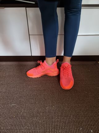 Zapatillas Nike 38.5 huarache naranjas fosforito de segunda mano por 50 EUR  en Castellón de la Plana en WALLAPOP