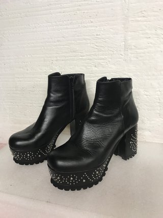 BOTIN PIEL NEGRO/TACHAS PLATA UN PASO MÁS T.38