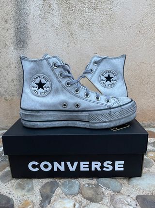 converse grises desgastadas