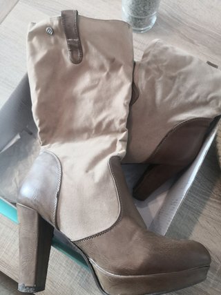 Botas marrones mustang de segunda mano por 7 EUR en Colonia Pablo Iglesias  en WALLAPOP