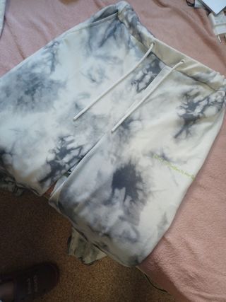 Pantalones Tie dye Mármol de Bershka de segunda mano por 3 EUR en Alicante  en WALLAPOP