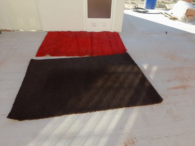 2 alfombras roja y marron