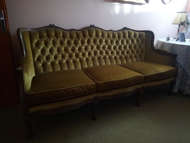 2 sillones y 1 sofá antiguo