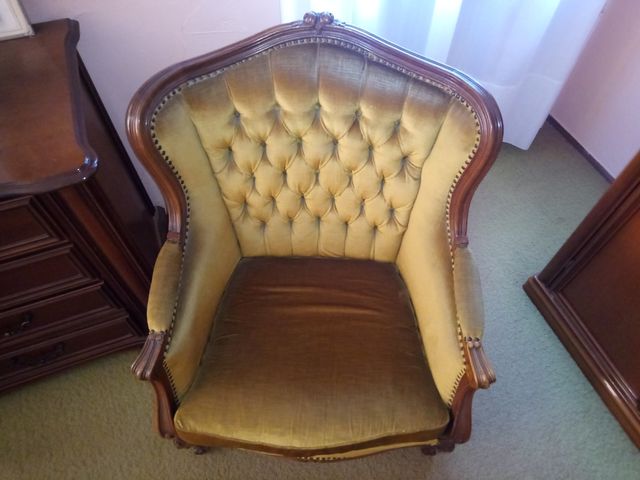 2 sillones y 1 sofá antiguo