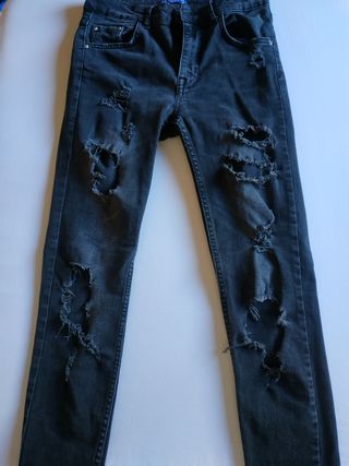 Tejano chica gris oscuro\\/negro elástico roto de segunda mano por 8 EUR en  Sant Adrià de Besòs en WALLAPOP