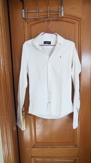Camisa de Álvaro Moreno de niño, blanca de segunda mano por 5 EUR en  Badajoz en WALLAPOP