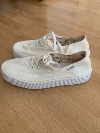 Zapatillas Victoria doble suela blancas de segunda mano por 18 EUR en  Madrid en WALLAPOP