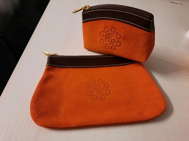 Dos neceseres de piel en ante. Sin estrenar