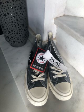 converse grises desgastadas