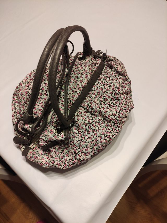 Bolso de flores con asas.