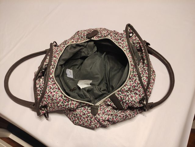 Bolso de flores con asas.