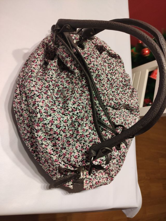 Bolso de flores con asas.