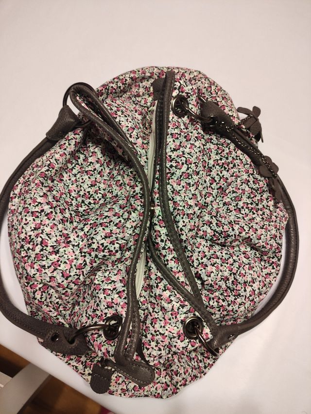 Bolso de flores con asas.