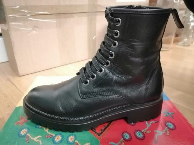 bota de piel  chica  talla 37