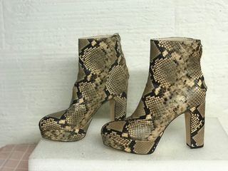 BOTIN PIEL ZARA TALLA 39 serpiente