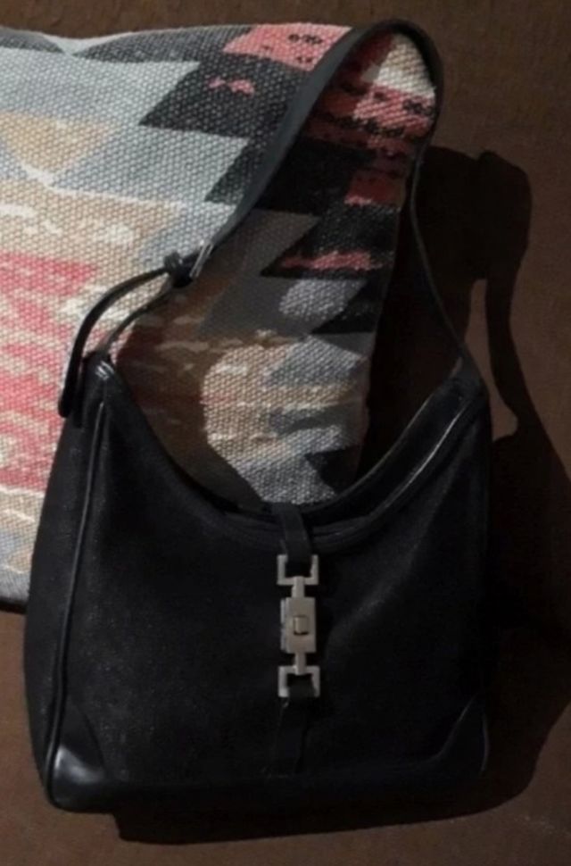 Bolso de hombro negro cierre metálico