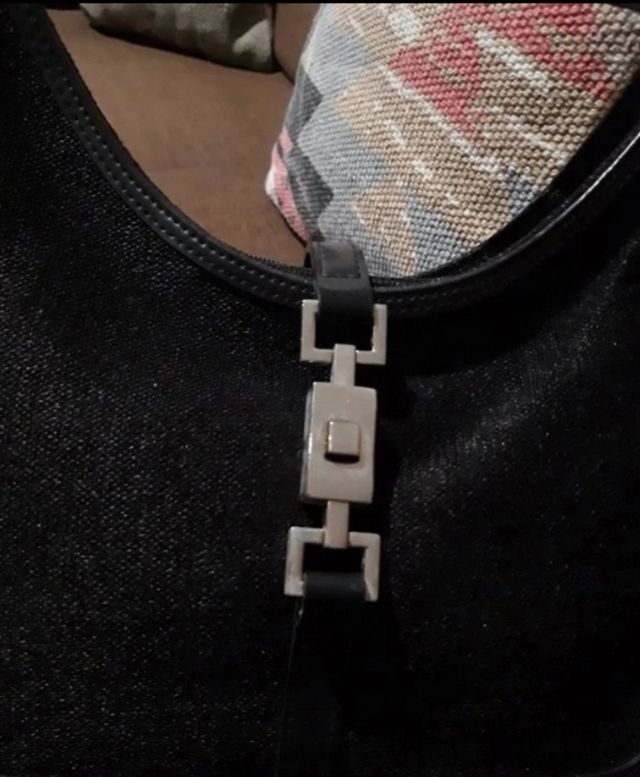 Bolso de hombro negro cierre metálico