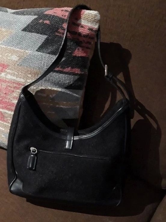 Bolso de hombro negro cierre metálico