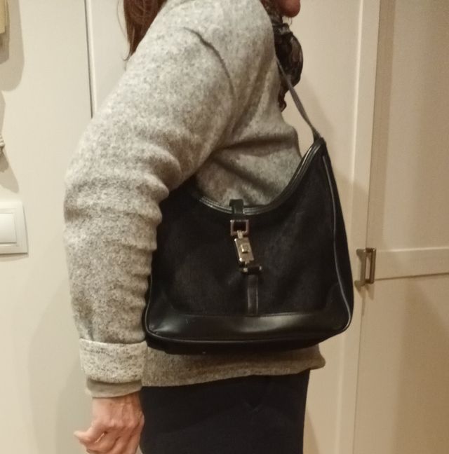 Bolso de hombro negro cierre metálico