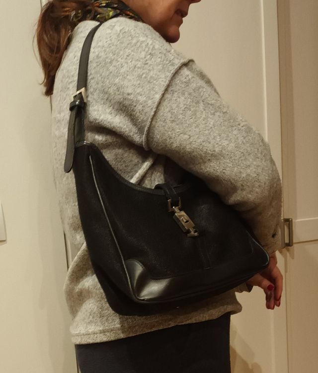 Bolso de hombro negro cierre metálico