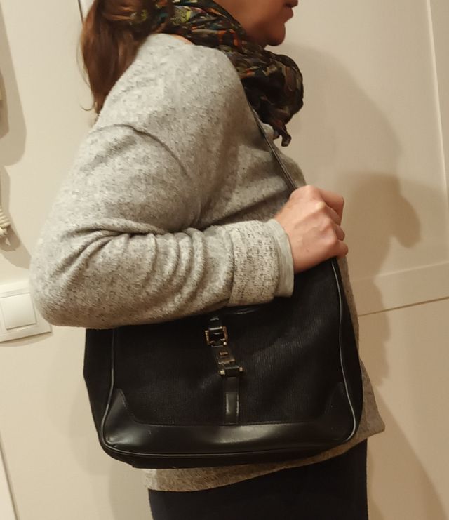 Bolso de hombro negro cierre metálico