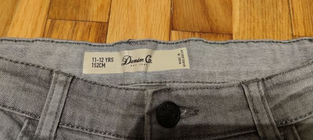 Pantalón vaquero gris.