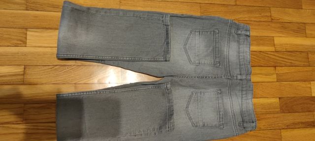 Pantalón vaquero gris.