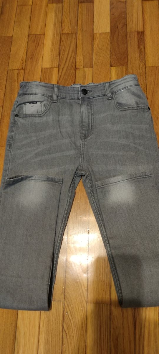 Pantalón vaquero gris.