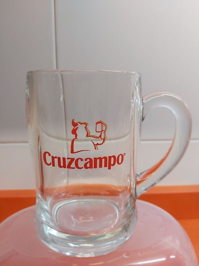 Lote de 22 jarras de Cruzcampo seminuevas