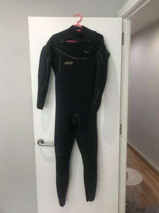 Traje neopreno talla MT invierno 5mm de segunda mano por 120 EUR en Vigo en  WALLAPOP
