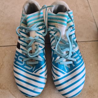 Botas de fútbol Messi de segunda mano en Barcelona en WALLAPOP