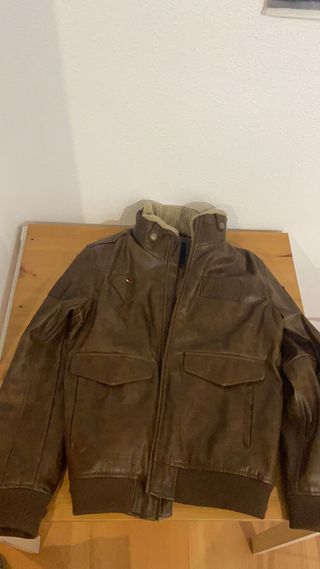 Cazadora de cuero borrego Tommy Hilfiger original de segunda mano por 300  EUR en Collado Villalba en WALLAPOP