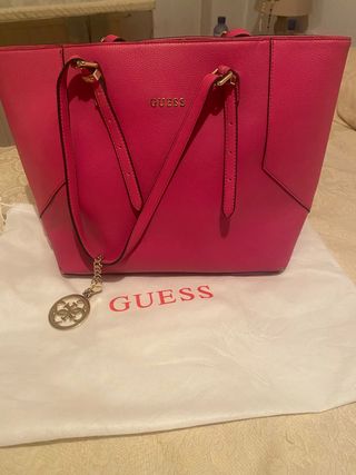 Bolso guess fucsia de segunda mano por 40 EUR en Burgos en WALLAPOP