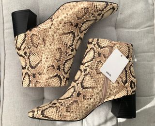 Botín efecto serpiente de Mango de segunda mano por 20 EUR en Madrid en  WALLAPOP